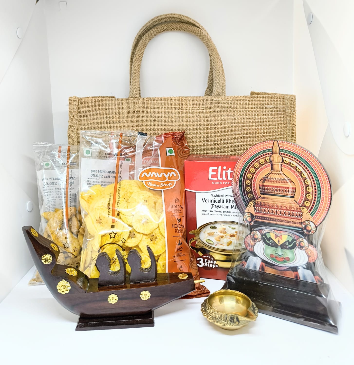 Kerala Onam Hamper – Kathakali Head, Boat Model, Brass Diya, Banana Chips, Sharkaravaratti & Payasam Mix