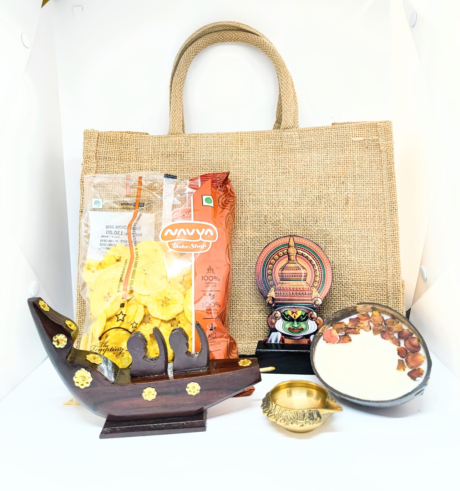 Kerala Onam Hamper – Kathakali Head, Boat Model, Brass Diya, Banana Chips & Coconut Candle