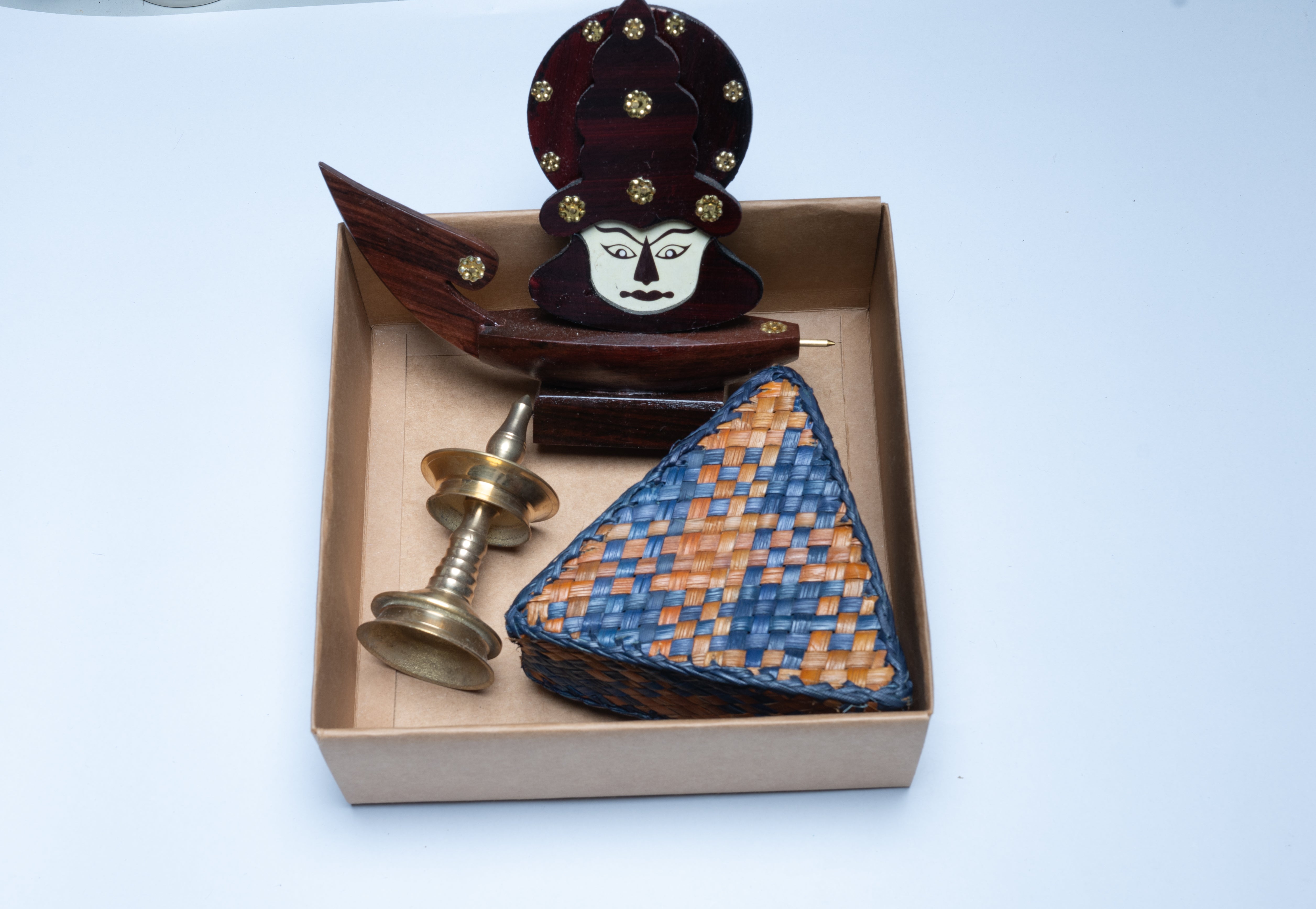 Gift Hamper | Screwpine Box, Boat with kathakali & Nilavilakku