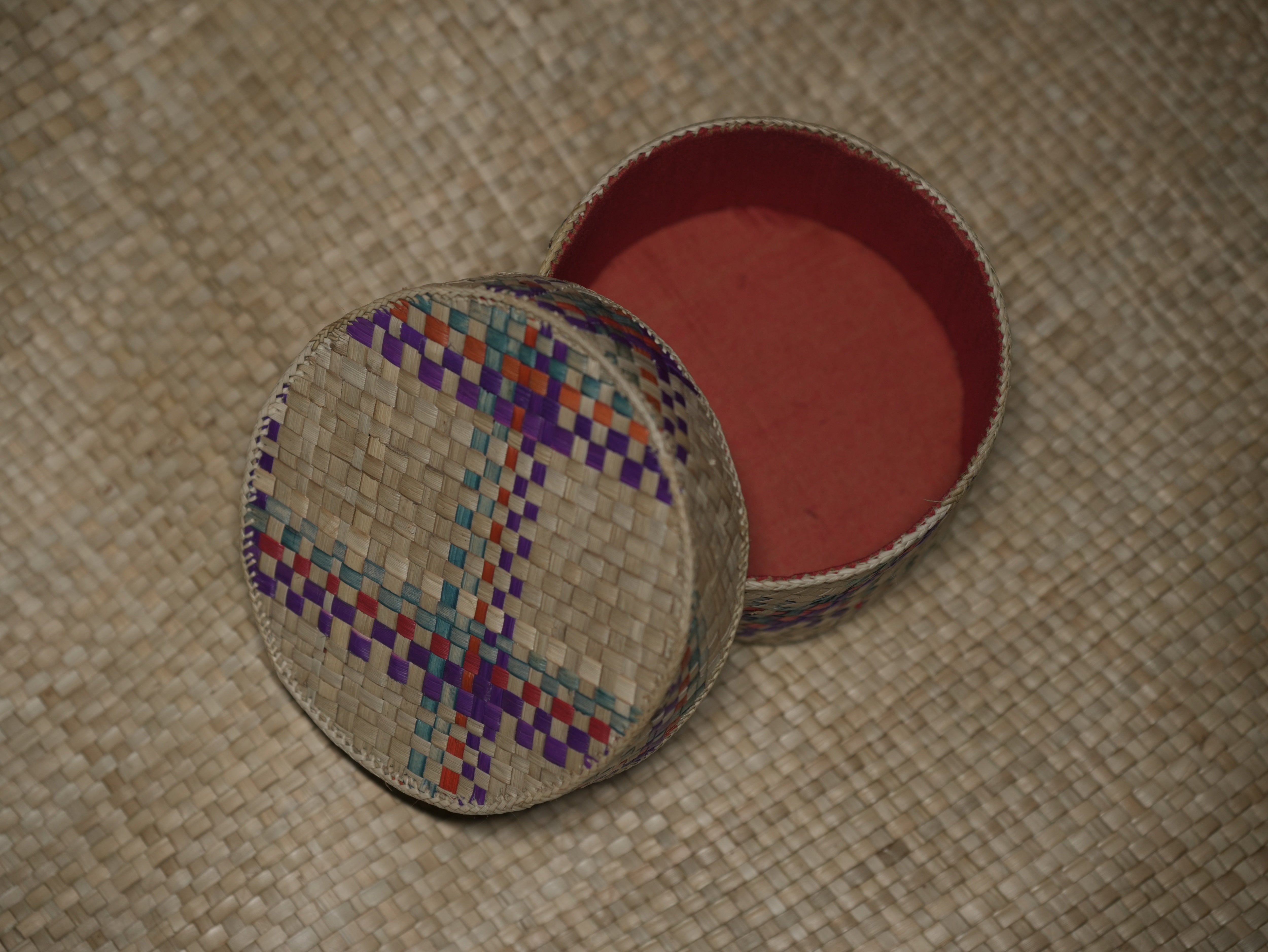 Screwpine Round Multicolour Box
