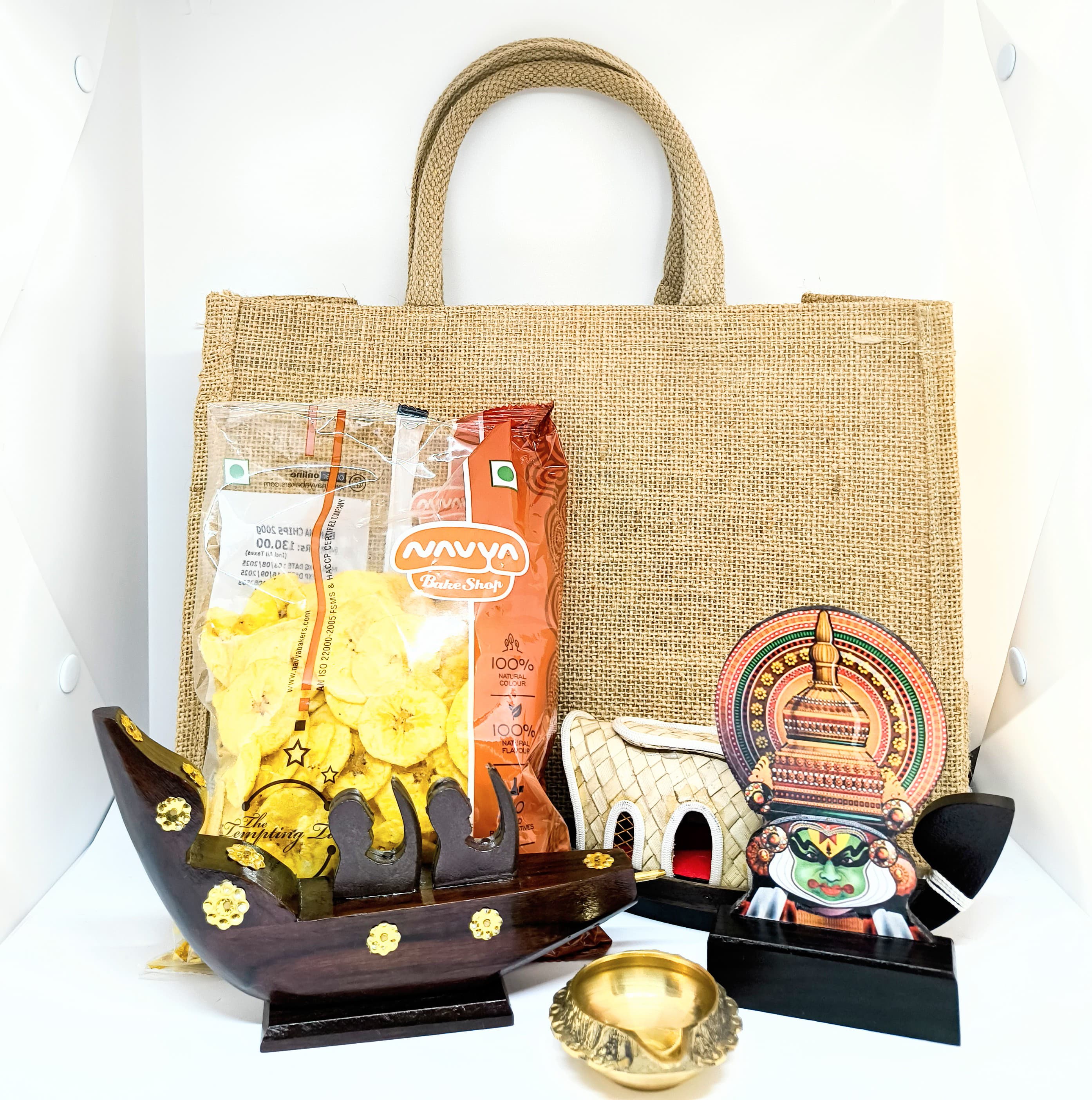 Kerala Onam Hamper – Kathakali Head, Boat Models, Brass Diya, Banana Chips & Gift Bag
