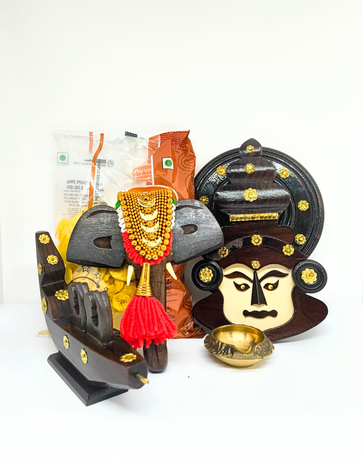 Kerala Onam Gift Hamper – Pooram Head, Boat Showpiece, Kathakali Head, Brass Diya & Banana Chips