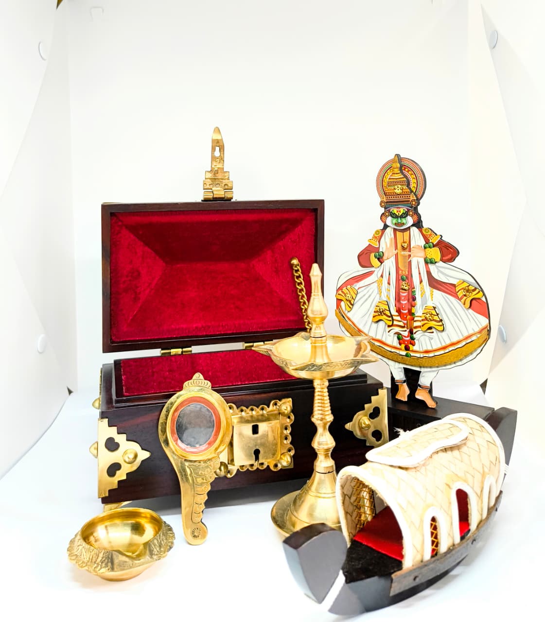 Kerala Onam Hamper – Kathakali stand, Kettuvallam, Brass Diya, Brass nilavilakku , Aranmula mirror and Nettur box