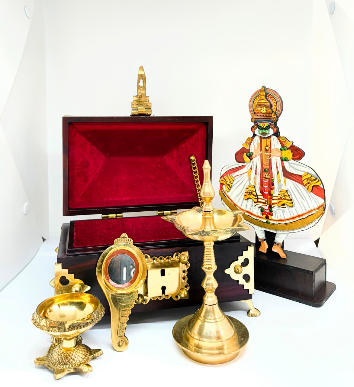 Kerala Onam Hamper – Kathakali stand, Kuber diya, Brass nilavilakku , Aranmula mirror and Nettur box